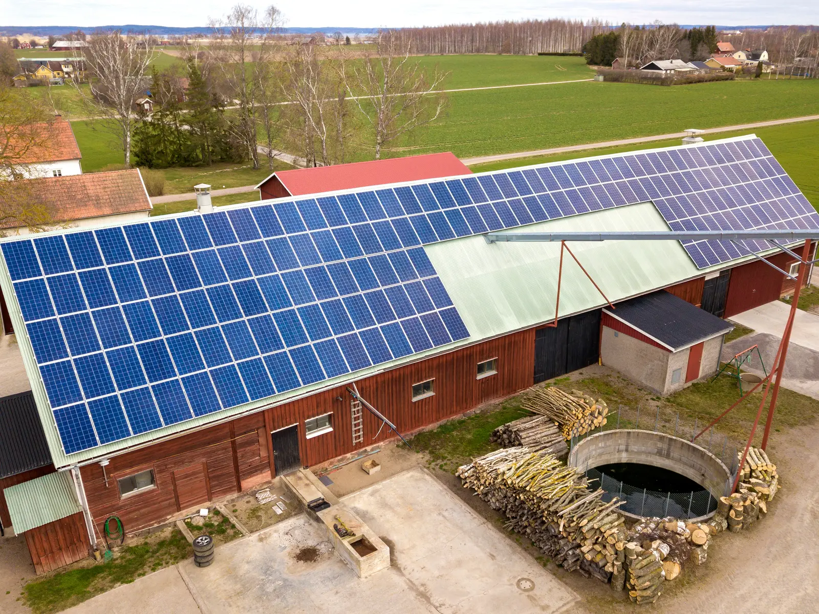 Bauernhof mit Photovoltaikanlage auf dem Scheunendach