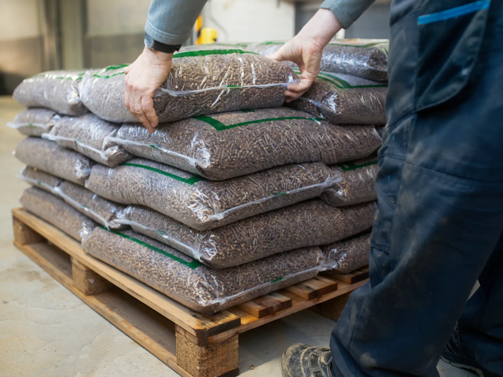 Säcke mit Holzpellets werden auf einer Palette gestapelt