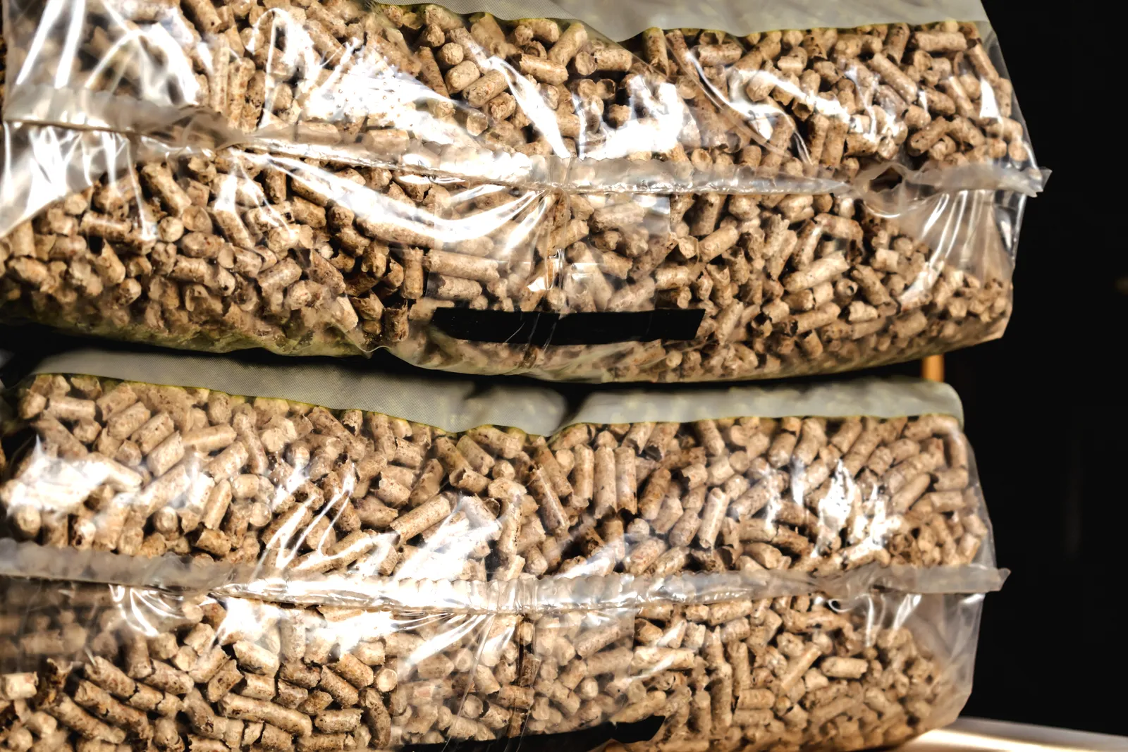 Gestapelte Säcke mit Holzpellets