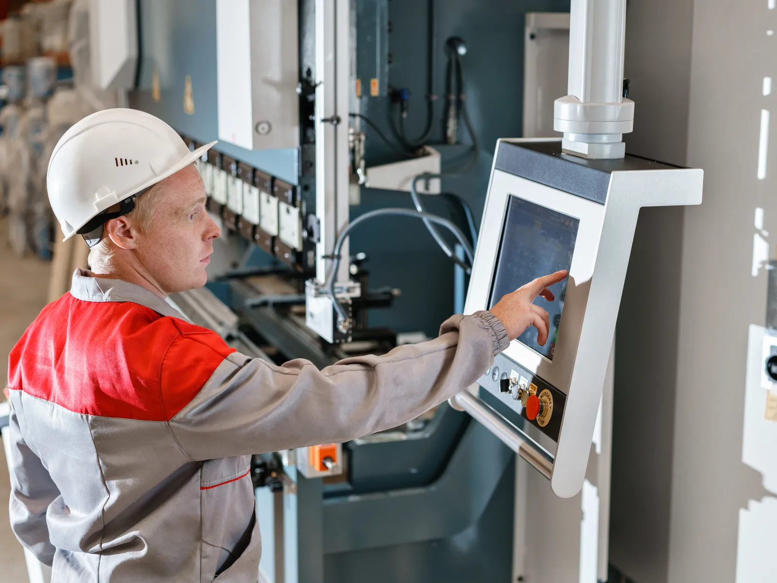 Techniker bedient das Touch-Panel einer Industrieanlage