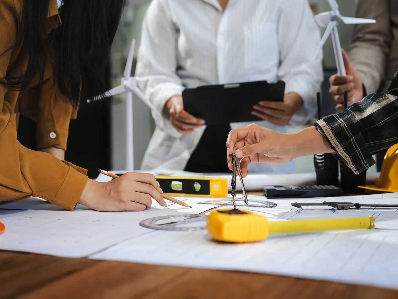 Ingenieure planen gemeinsam an technischen Zeichnungen