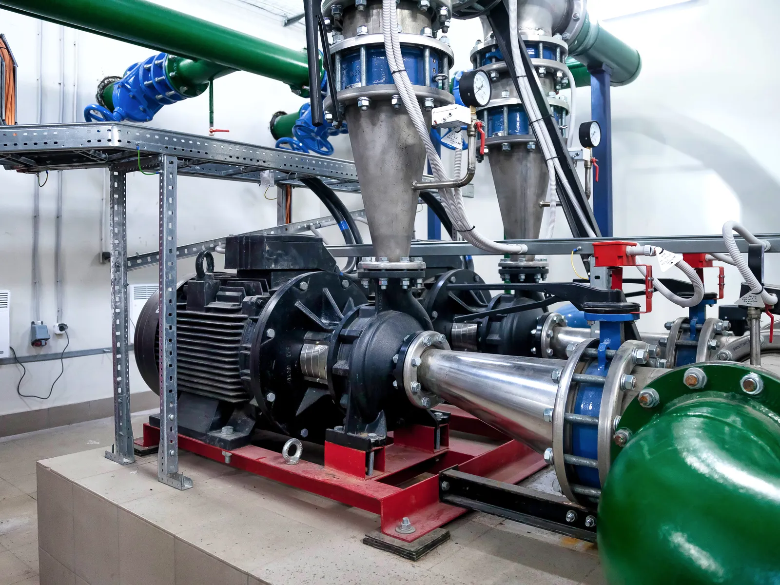 Pumpenaggregat mit Motor und Rohrleitungen