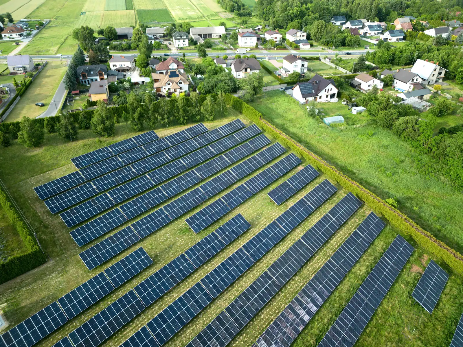Freiflächen-Photovoltaikanlage neben einer Wohnsiedlung